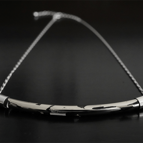 BELLEZA Glass Jewelry　プラチナカーブネックレス