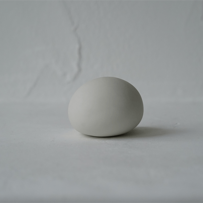 打田　翠　壁掛花器陶器オブジェ 曲線形状 白灰色 打田 翠 壁掛花器陶器オブジェ 曲線形状 白灰色