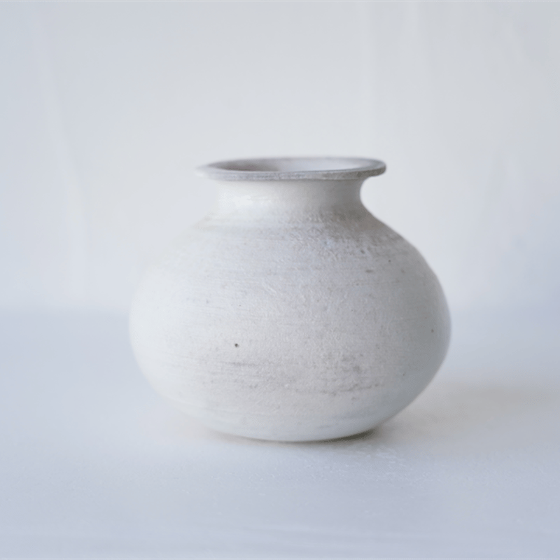 NO.8 八田亨 白磁焼き〆花入れ | JIBITA