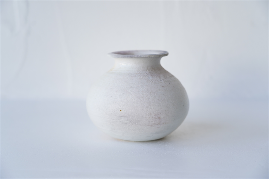 NO.8 八田亨 白磁焼き〆花入れ | JIBITA