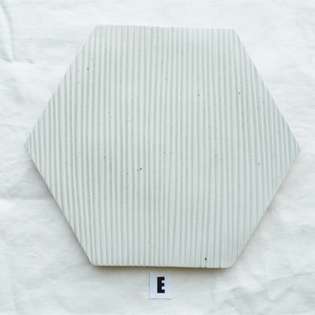 垣野勝司　Ｒ　しのぎ六角皿　ｗｈｉｔｅ　（Ｌ）