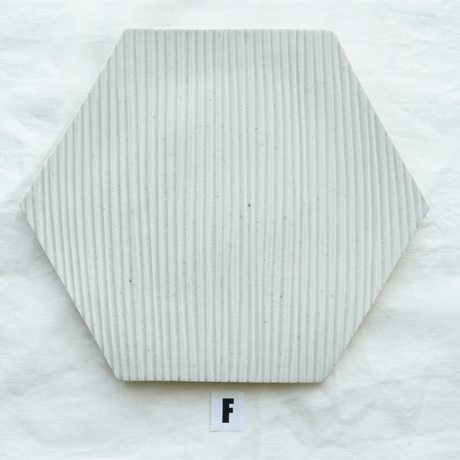 垣野勝司　Ｒ　しのぎ六角皿　ｗｈｉｔｅ　（Ｌ）