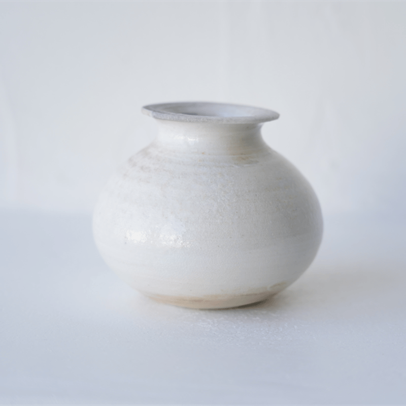 NO.8 八田亨 白磁焼き〆花入れ | JIBITA