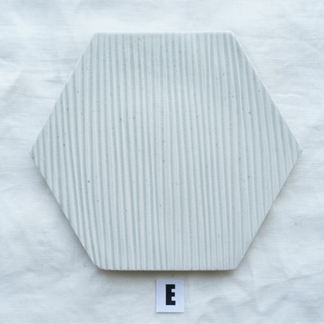 垣野勝司　Ｒ　しのぎ六角皿　ｗｈｉｔｅ　（Ｍ）
