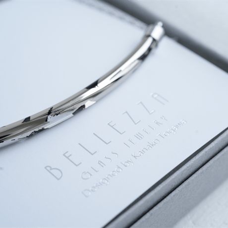 BELLEZA Glass Jewelry　プラチナカーブネックレス