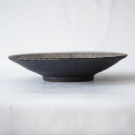 NO.25　芳賀稔　黒銀リム５寸浅鉢  Φ16.8㎝