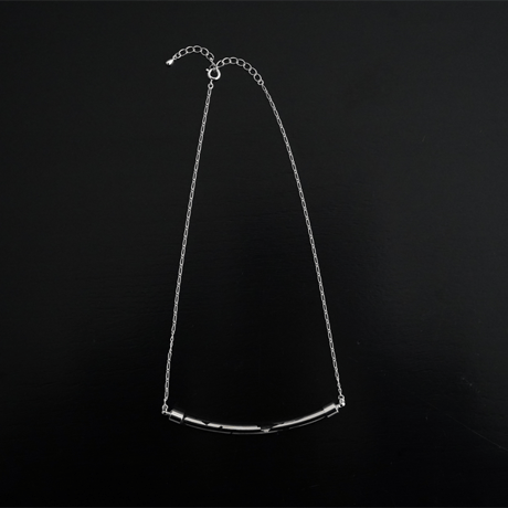 BELLEZA Glass Jewelry　プラチナカーブネックレス