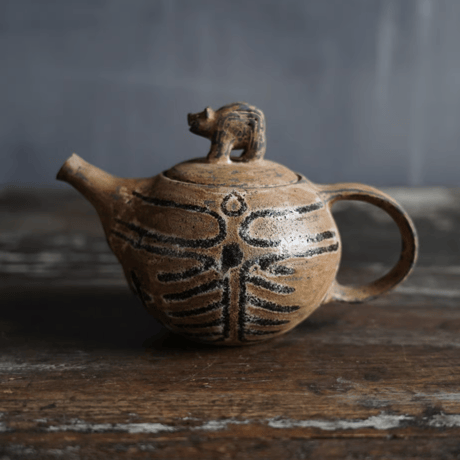 朱彩の急須（手仕事仕上げ） バリエーション豊富な南部鉄器の急須】 膨らみのあるスクエアな