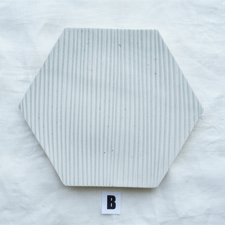 垣野勝司　Ｒ　しのぎ六角皿　ｗｈｉｔｅ　（Ｍ）