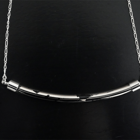 BELLEZA Glass Jewelry　プラチナカーブネックレス