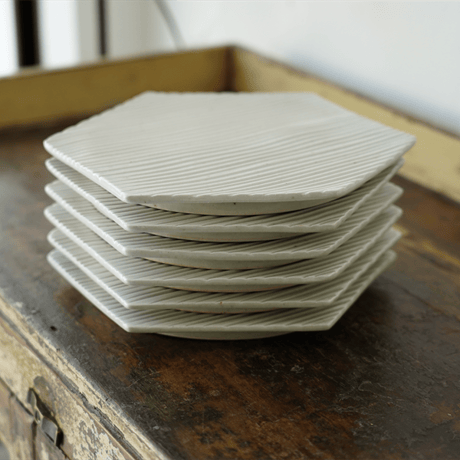 垣野勝司　Ｒ　しのぎ六角皿　ｗｈｉｔｅ　（Ｍ）