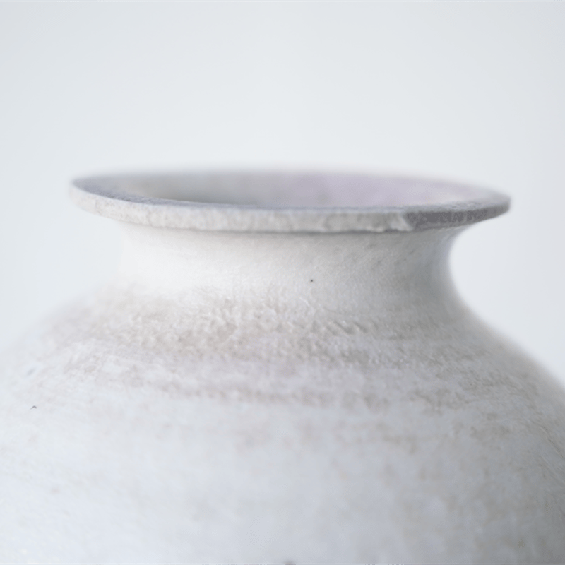 NO.8 八田亨 白磁焼き〆花入れ | JIBITA