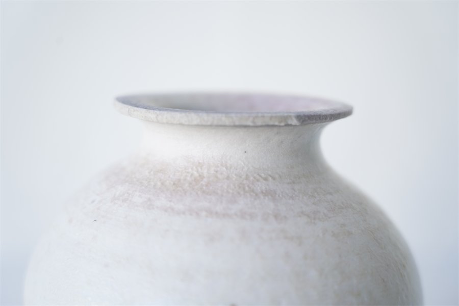 NO.8 八田亨 白磁焼き〆花入れ | JIBITA