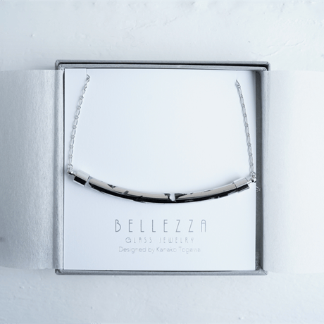 BELLEZA Glass Jewelry　プラチナカーブネックレス