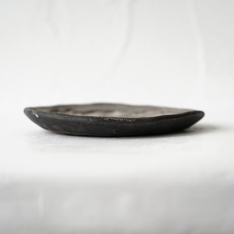 NO.23-5　芳賀稔　黒銀5寸皿　Φ13.8㎝
