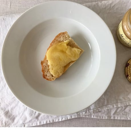 フランス産ハードチーズ　薄葉紙包み