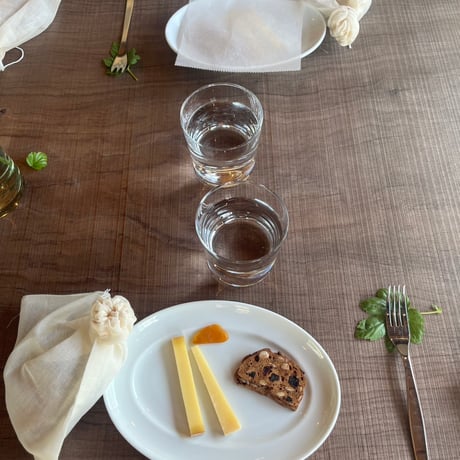 クラッカー　「トースト デーツ ヘーゼルナッツ パンプキンシード」 FOR CHEESE DATES, HAZELNUTS AND PUMPKIN SEEDS