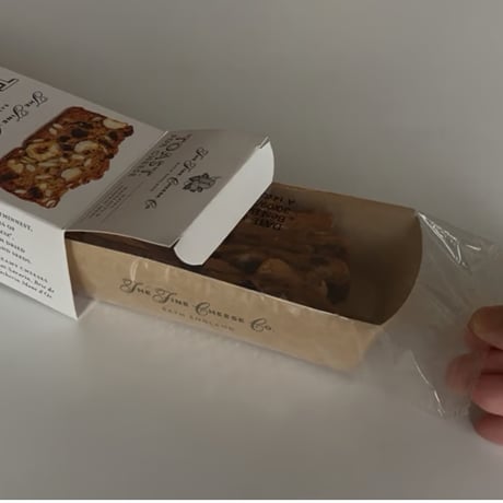 クラッカー　「トースト デーツ ヘーゼルナッツ パンプキンシード」 FOR CHEESE DATES, HAZELNUTS AND PUMPKIN SEEDS