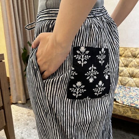 【BLACK STRIPES WITH FLORAL BACK POCKET】　インドコットンロングパンツ