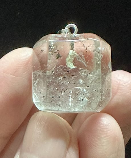 ヒマラヤエレスチャル　水入り水晶　キューブ型ペンダント