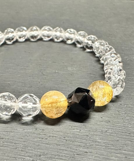 ゴールドルチルとスピネルと水晶のブレスレット