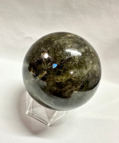ラブラドライト丸玉　置き石　台座付き　直径7.7cm　重さ652g