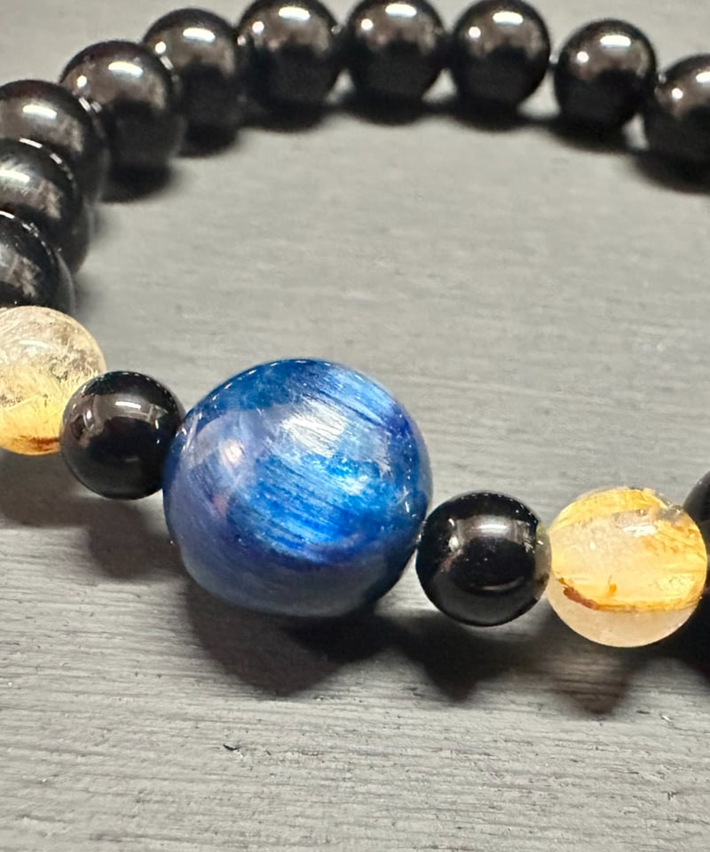 カイヤナイトとオニキスとゴールドルチルのブレスレット | うさぎ屋