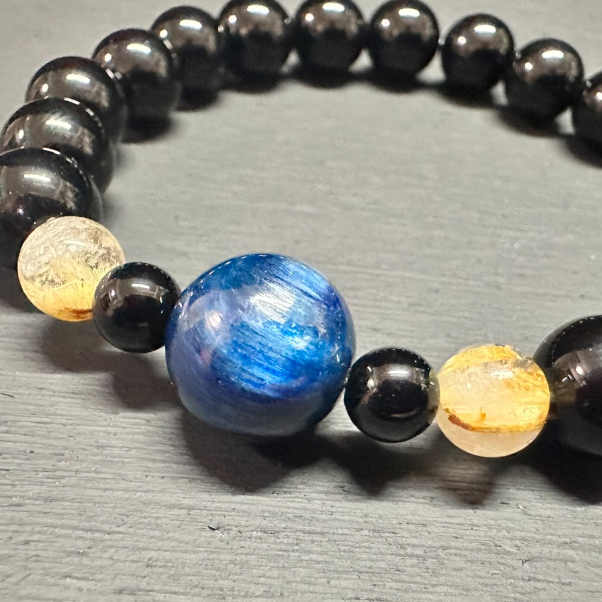 カイヤナイトとオニキスとゴールドルチルのブレスレット | うさぎ屋