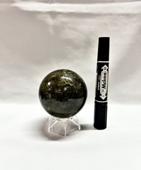 ラブラドライト丸玉　置き石　台座付き　直径7.7cm　重さ652g