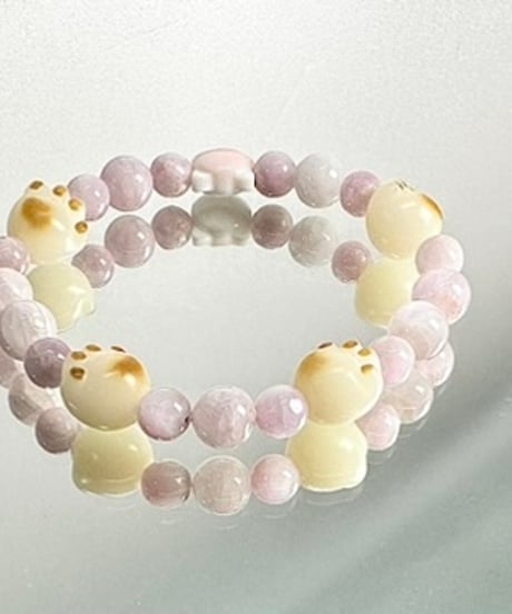 愛と女性の守護神「バステト女神」の御使い精霊が宿った御霊入れブレス　クンツァイト