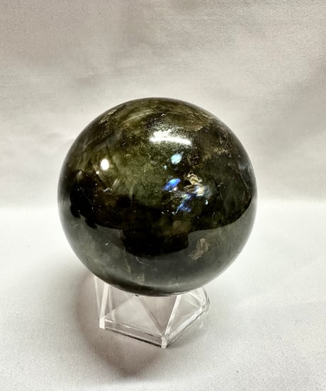 ラブラドライト丸玉　置き石　台座付き　直径7.7cm　重さ652g