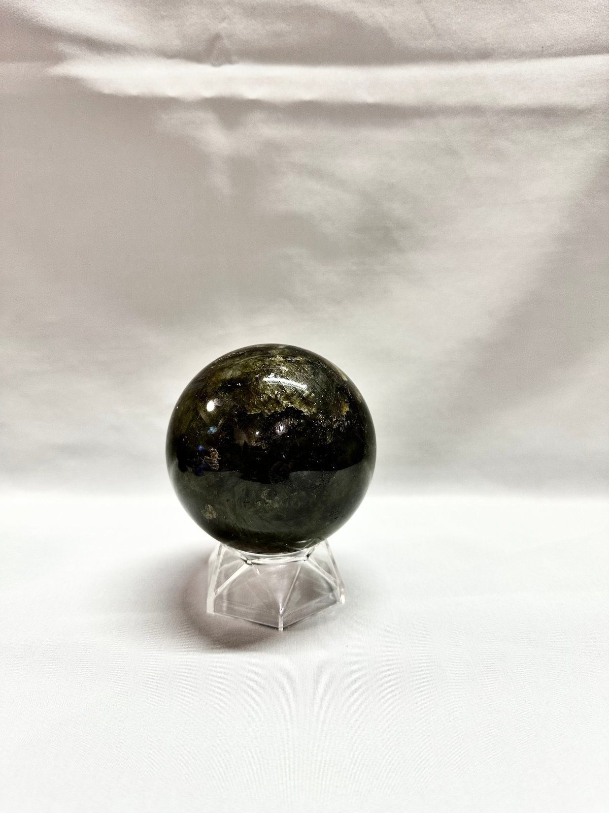 ラブラドライト丸玉 置き石 台座付き 直径7.7cm 重さ652g | うさぎ屋 ラブラドライト丸玉 置き石 台座付き 直径7.7cm 重さ652g | うさぎ屋