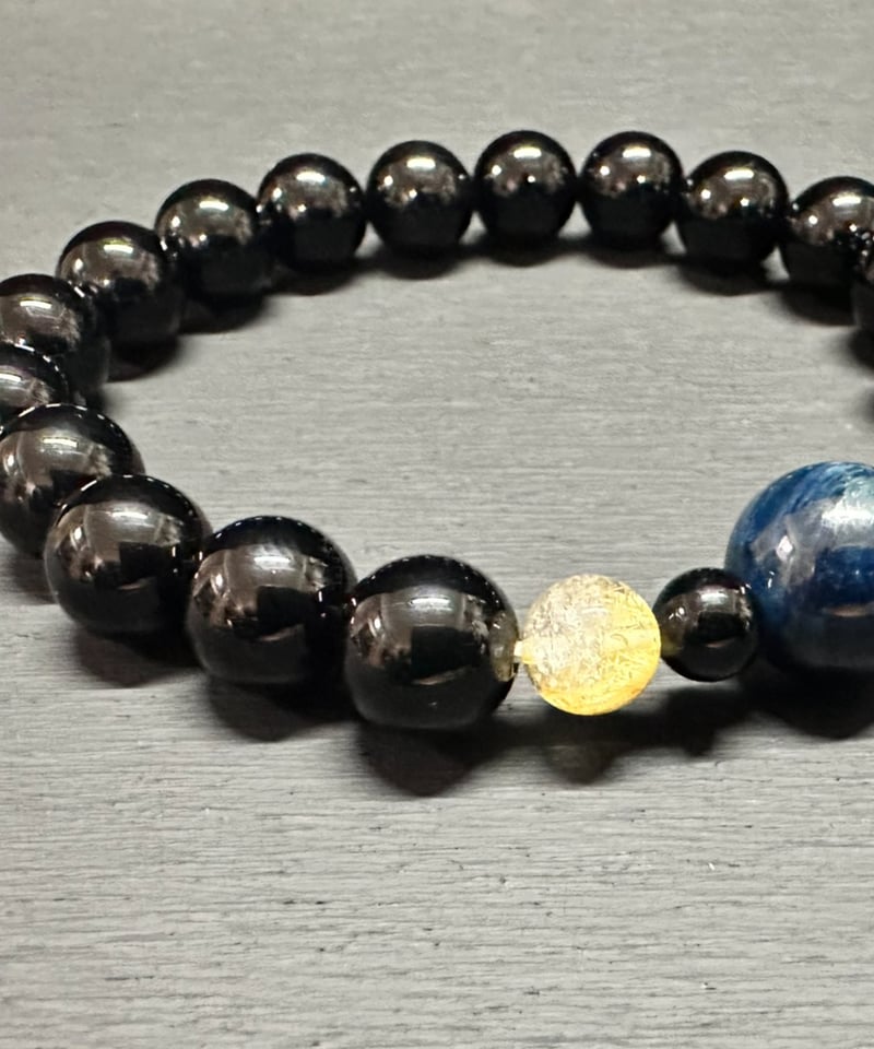 カイヤナイトとオニキスとゴールドルチルのブレスレット | うさぎ屋