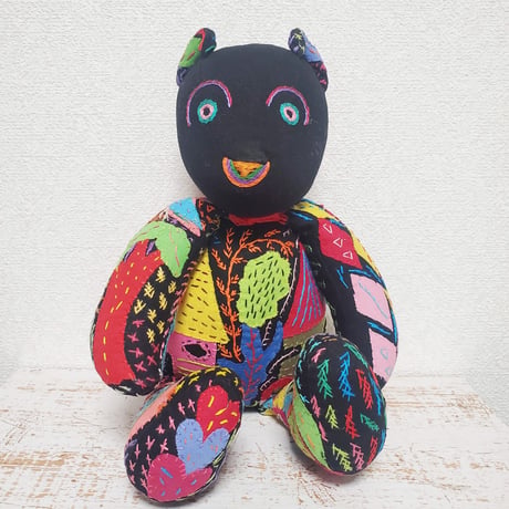 手刺繍＆アップリケのお座りベア（クマ）ギフト
