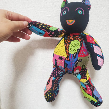 手刺繍＆アップリケのお座りベア（クマ）ギフト