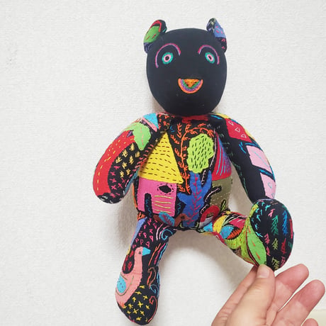 手刺繍＆アップリケのお座りベア（クマ）ギフト