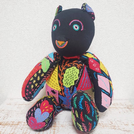 手刺繍＆アップリケのお座りベア（クマ）ギフト