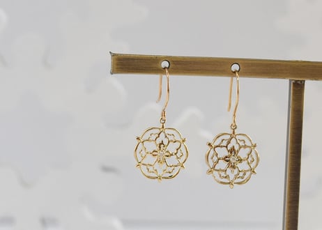 K10/ダイヤピアス【HANABISHI / 花菱】（PE10002）YG/PG/WG 3色展開