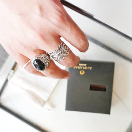再入荷＊goods＊MANANAS JEWELRY-マナナス ジュエリー-Armadilo Tri Stone Ring (Onyx)