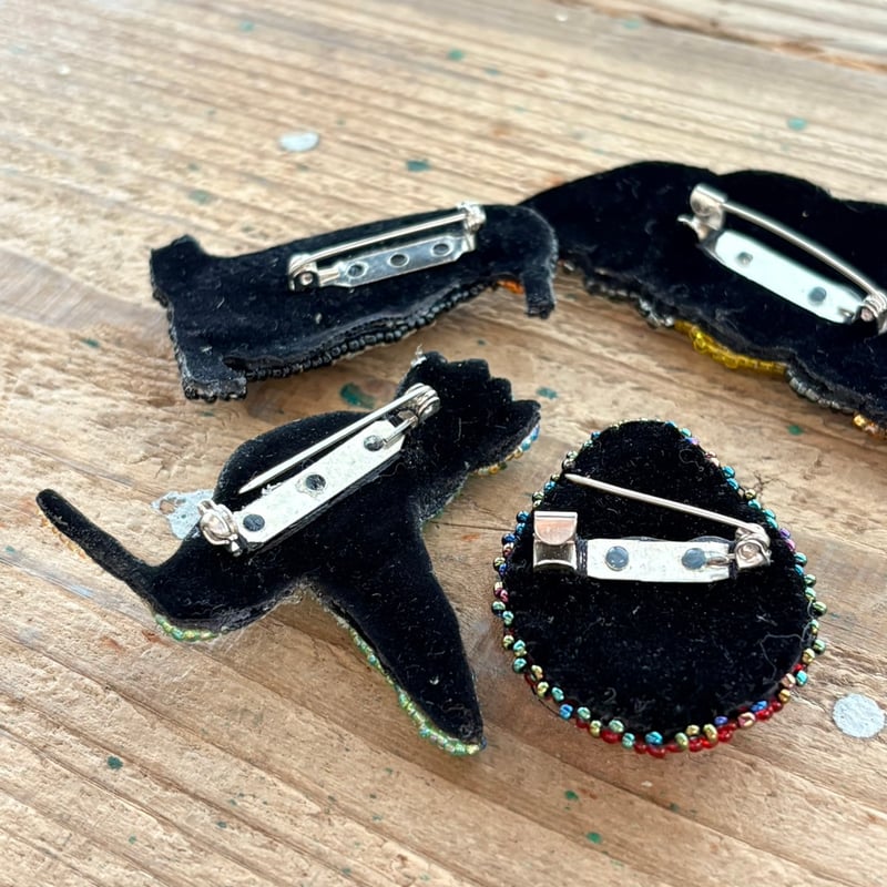 BEADED ACCESSORIES] LARGE PIN ラージモチーフ ピンバッジ |