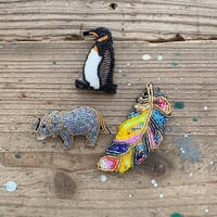[BEADED ACCESSORIES] LARGE PIN ラージモチーフ ピンバッジ