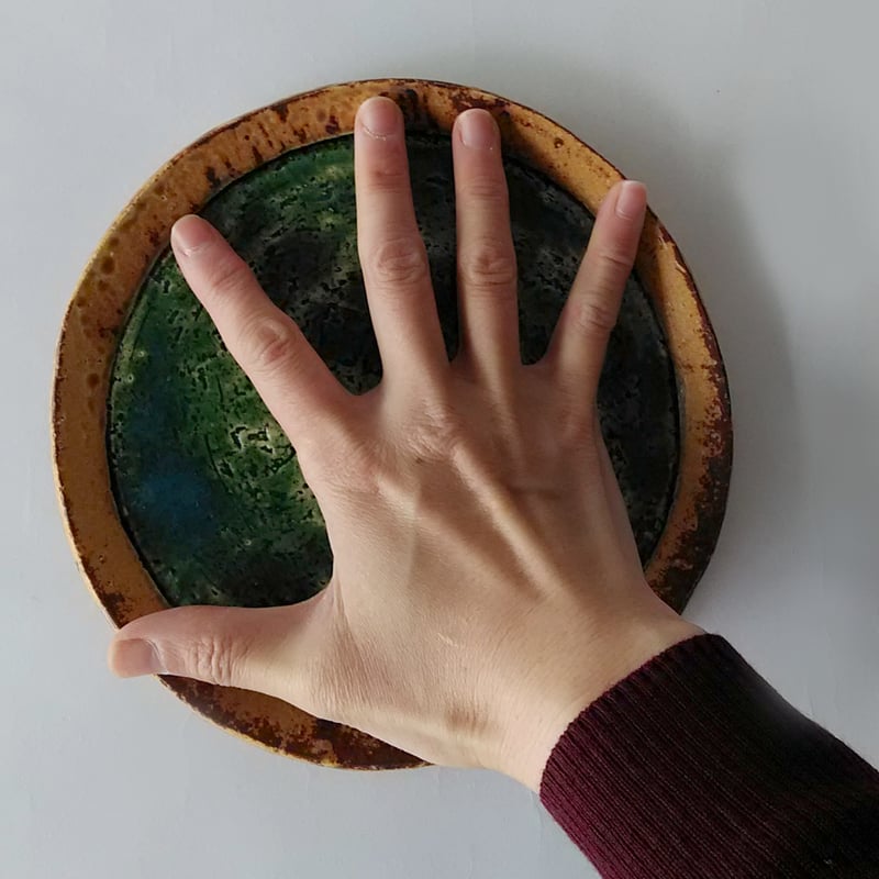 緑釉大皿　新品未使用 瀬戸本業窯 緑釉 櫛紋大皿 ｜ みんげい おくむら （日本と世界の