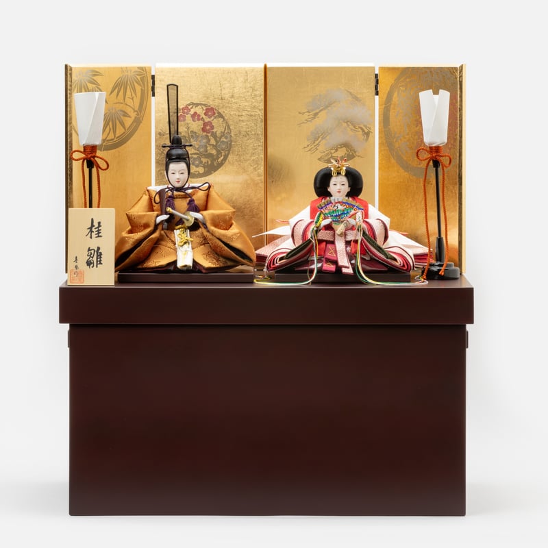 美品　桂由美　伝統的な雛人形 金色の屏風付き　ブランド　ひな人形　高級品 美品 桂由美 伝統的な雛人形 金色の屏風付き ブランド ひな人形