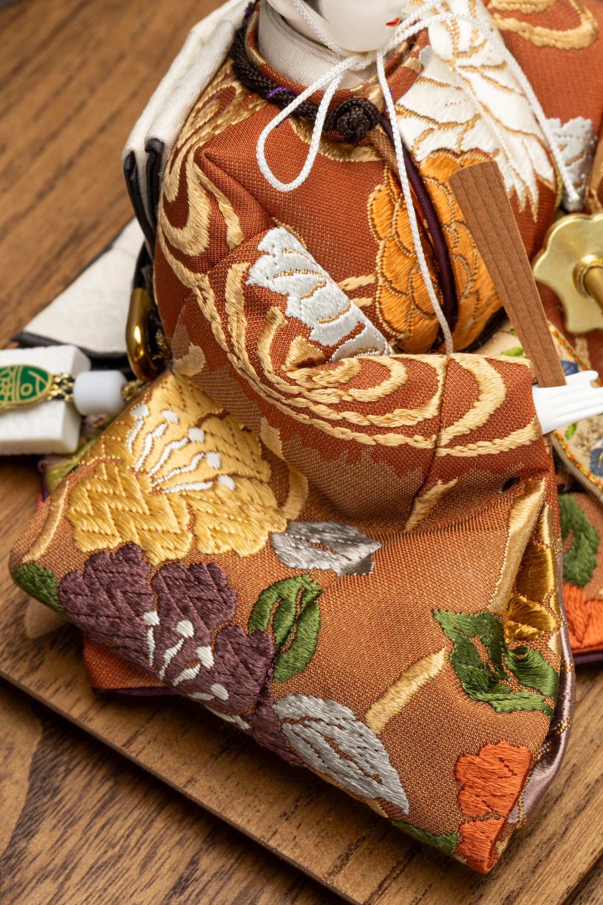 京十一番親王飾り「唐織袋帯：菊水に椿文錦」 | 桂雛／小佐畑人形店