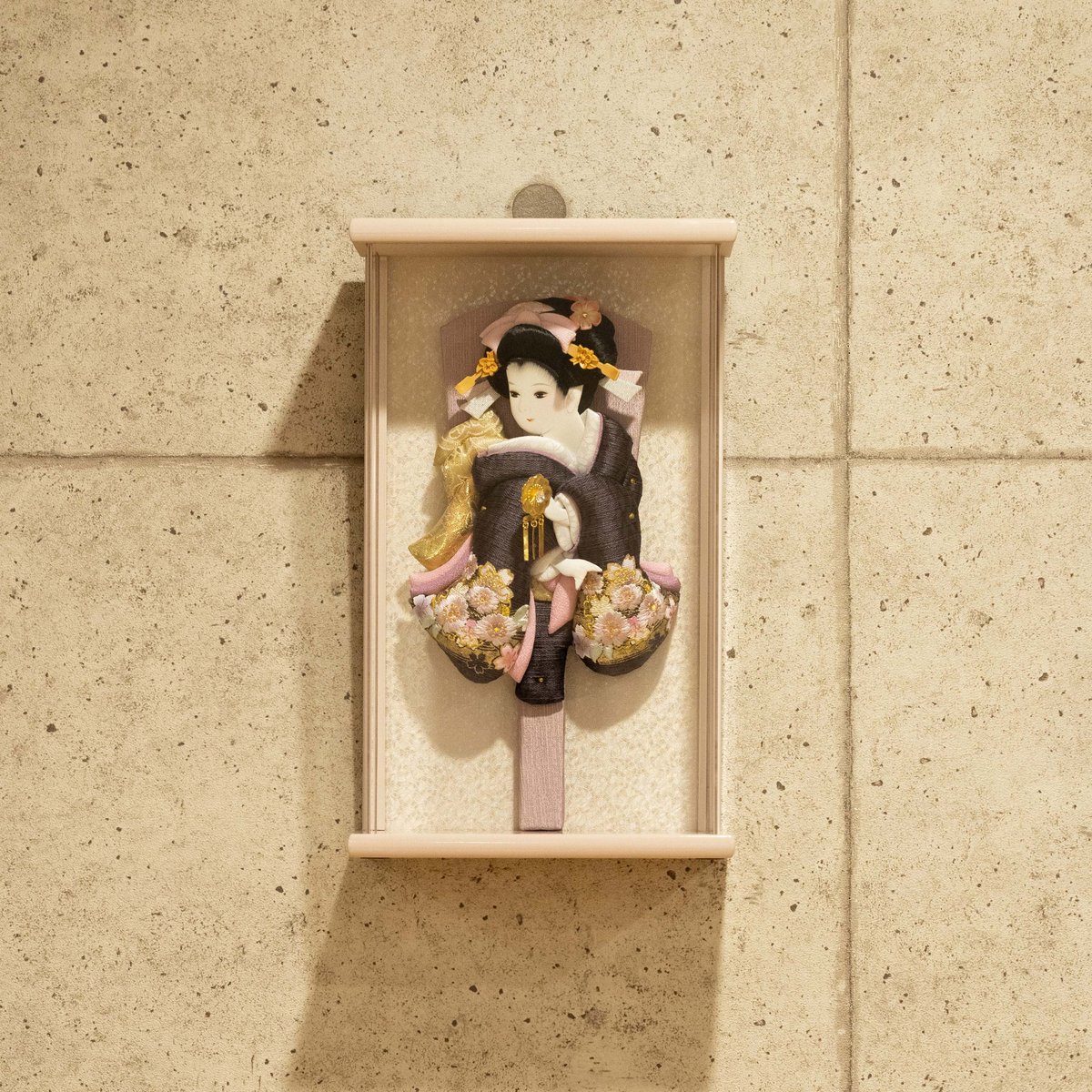 美月 アクリル壁掛 羽子板飾り（ライラック額） | 桂雛／小佐畑人形店