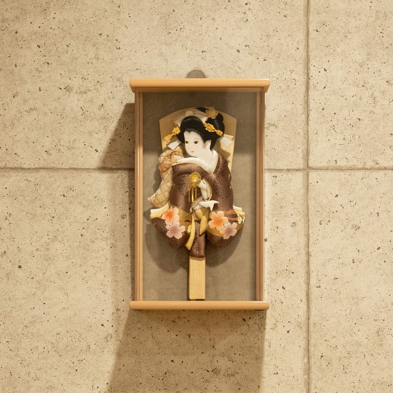 美月 アクリル壁掛 羽子板飾り（ブラウン額） | 桂雛／小佐畑人形店