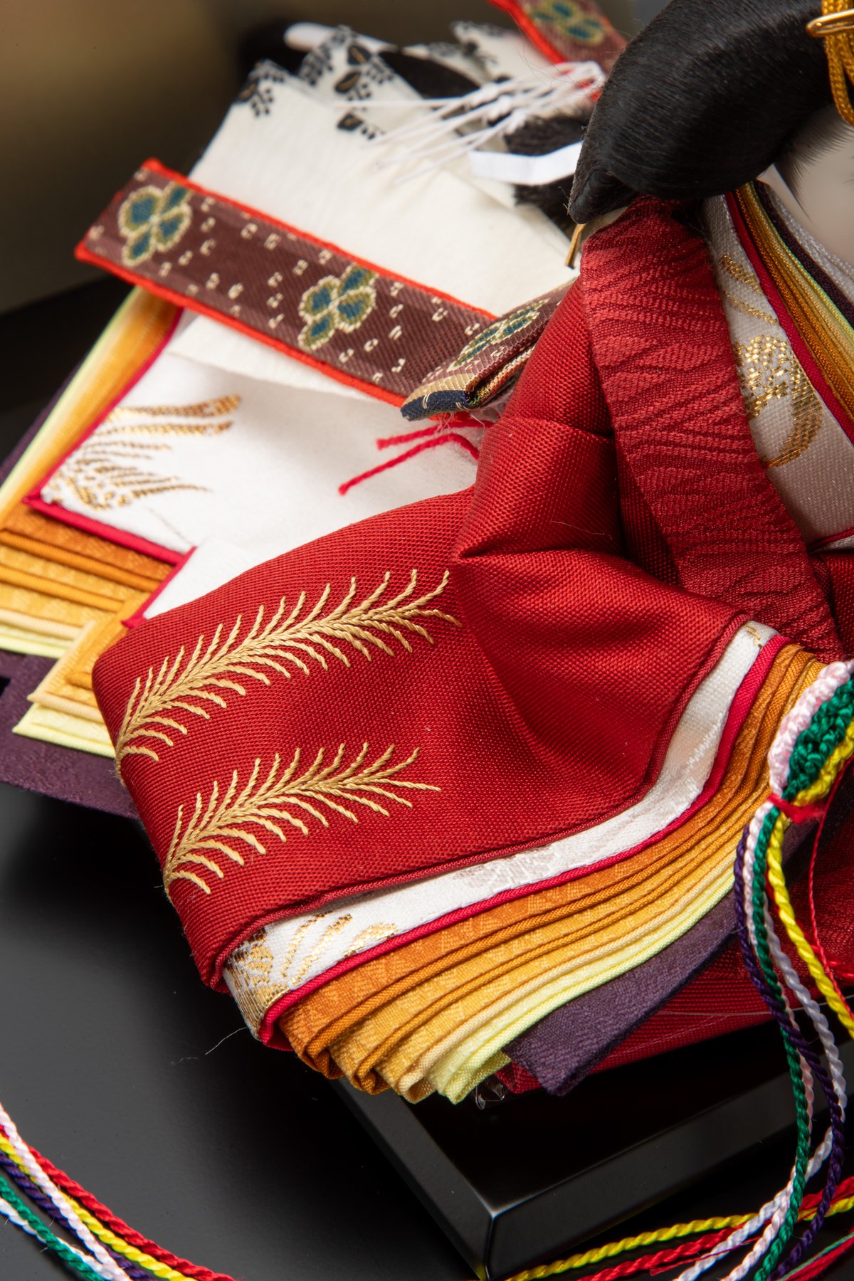 京十一番親王飾「刺繍：大王松」 | 桂雛／小佐畑人形店