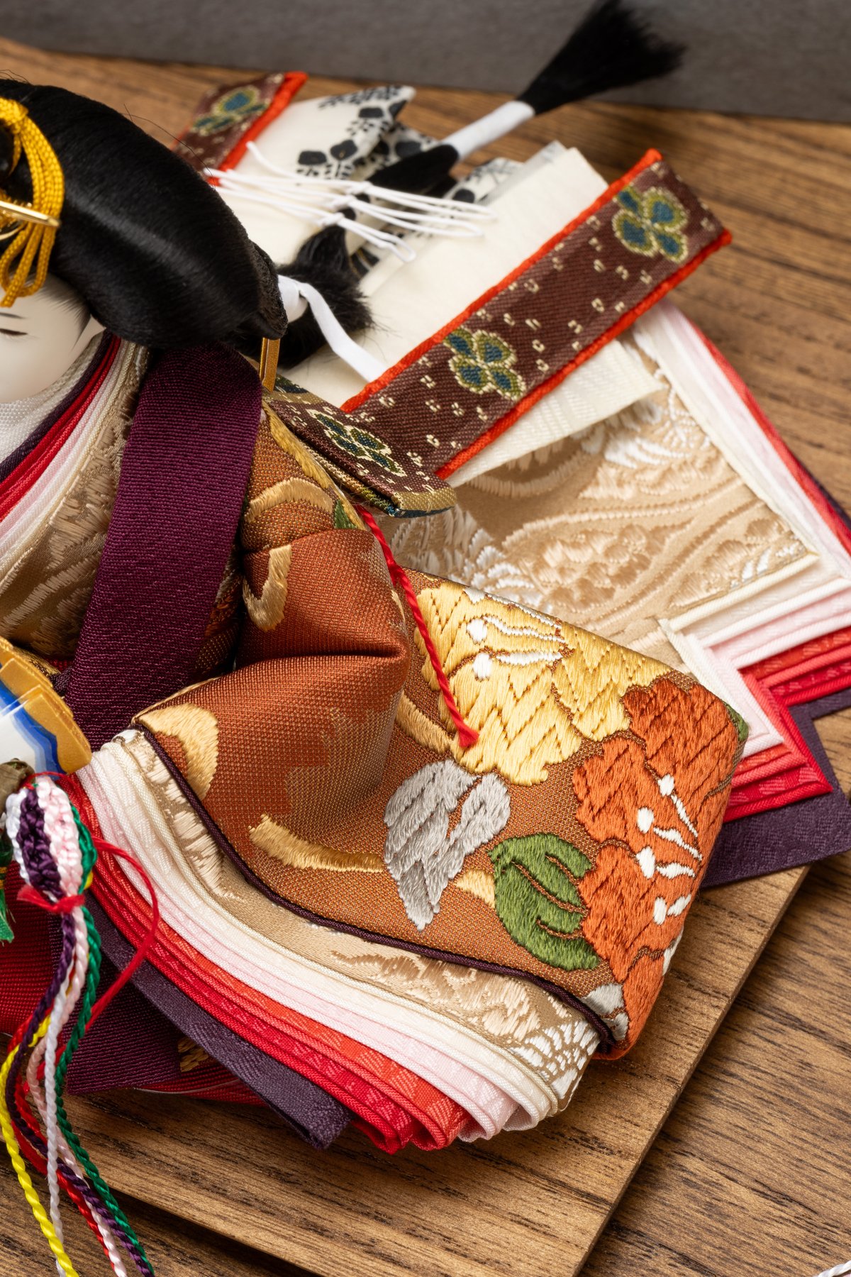 京十一番親王飾り「唐織袋帯：菊水に椿文錦」 | 桂雛／小佐畑人形店