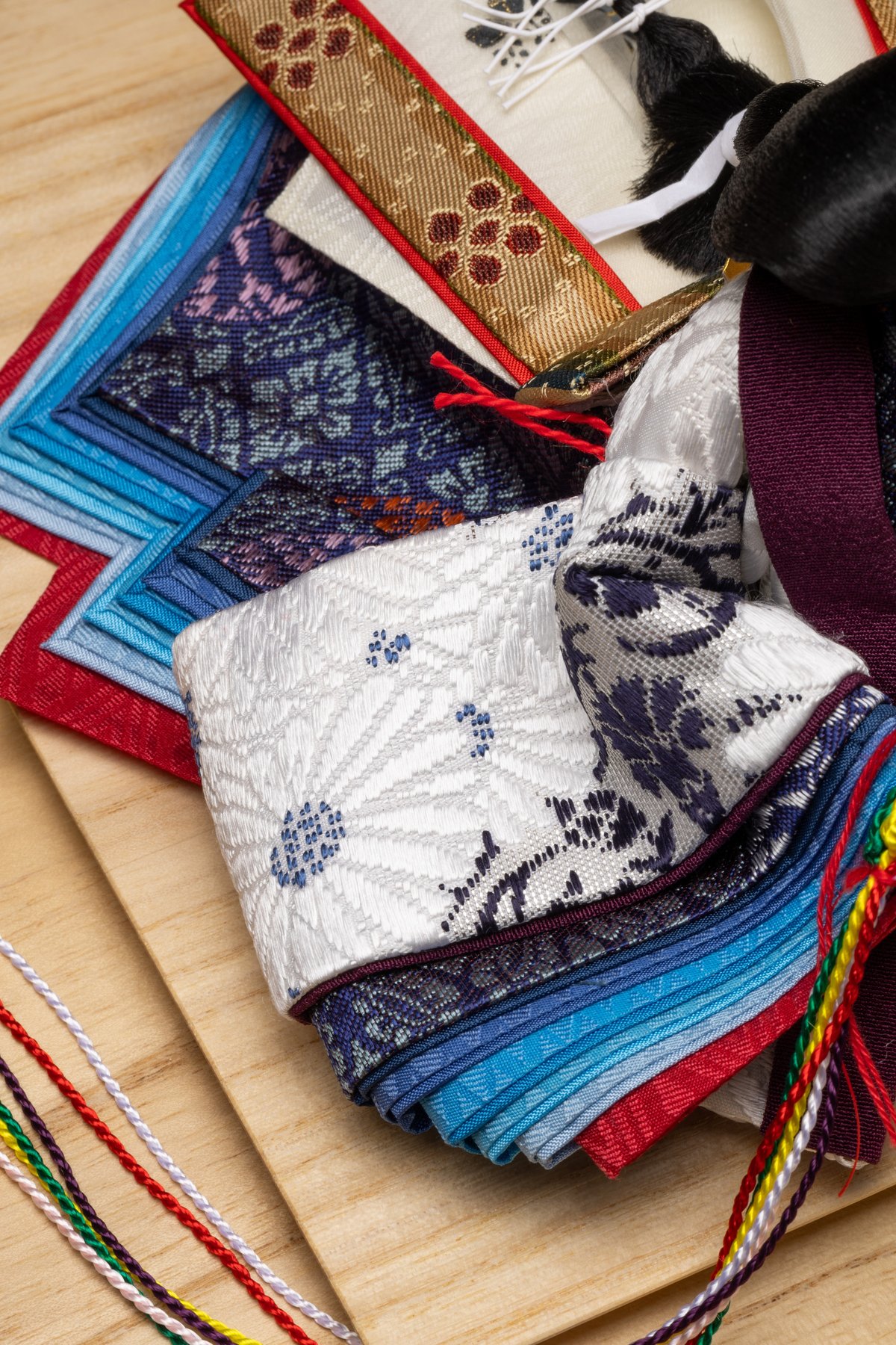 京十一番親王飾り「唐織袋帯：草木染色菊花文錦」 | 桂雛／小佐畑人形店