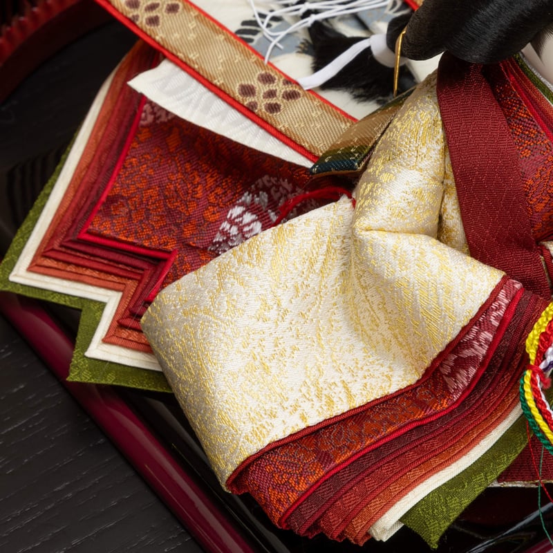 京十一番親王飾「龍村裂：菊もみ（金）」 | 桂雛／小佐畑人形店